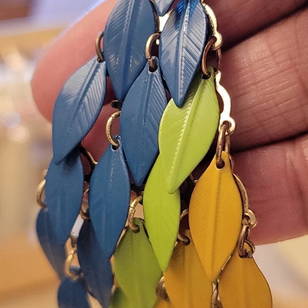 • Colorful Woven Leaf Ombre Hangar Earrings